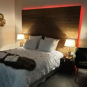 Bed and breakfast Love-room Paradise !, Aubagne